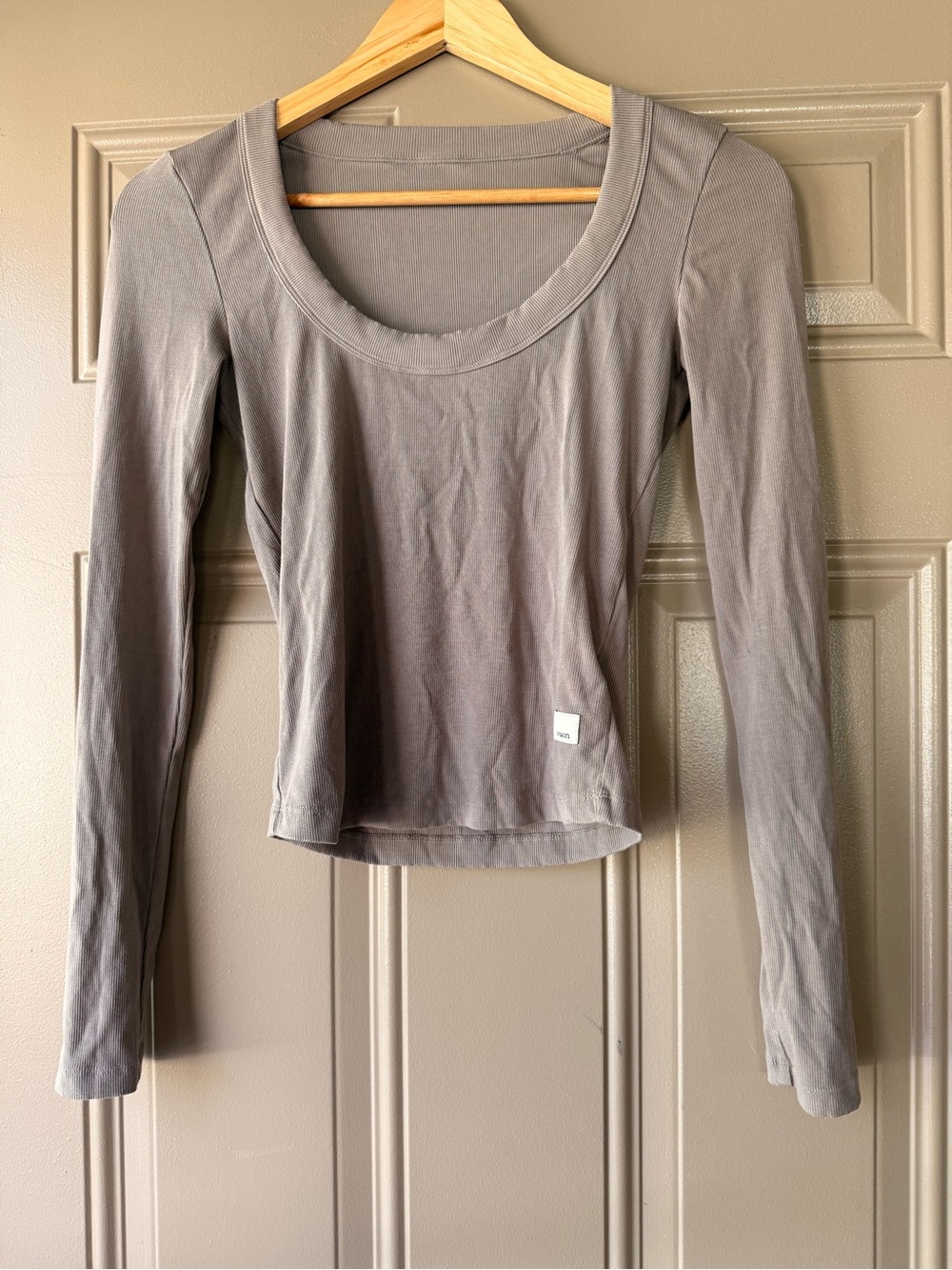 Vuori Long Sleeve Scoop Neck Top - Light Gray